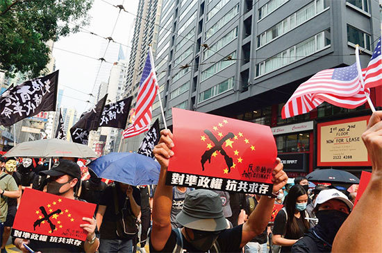 去年香港反送中期間，中共計畫在廣東茂名建蓋大型火葬場受阻，當時網路上出現了帖子稱：「生化武器毒死香港人」。圖為2019年9月29日香港民眾參加反極權遊行。（余天佑／大紀元）