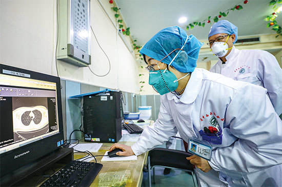 1月30日武漢一家醫院的醫生正在看肺部掃描結果。（AFP）