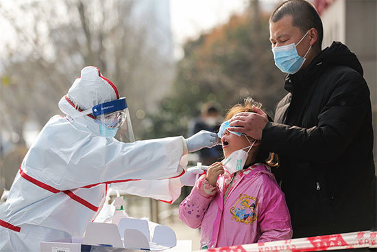 美國有分析師用韓國中共病毒流行病數據估算中共肺炎死亡率，並據此推估中國應有60萬到150萬人感染中共病毒。圖為武漢一名女童接受核酸測試。（AFP）