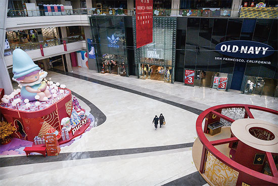 中國經濟首當其衝的是百貨零售、餐飲業等以實體服務接觸消費者的行業，以往的商圈鬧區、排隊名店，如今門可羅雀。（Getty Images）