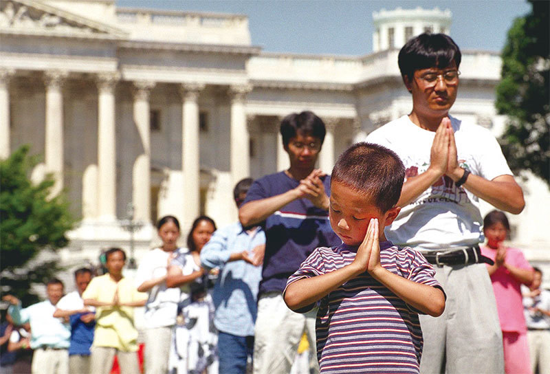 1999年7月29日，法輪功學員在華府國家廣場煉功陳情。（Getty Images）