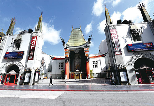 長期以來，好萊塢被中國電影市場深深吸引。圖為好萊塢星光大道上的TLC中國劇院，2020年4月11日的慘淡景象。（Getty Images）