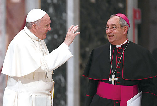 66歲的羅馬教區紅衣主教安吉洛．德．多納提斯（Angelo De Donatis，右）是梵蒂岡至今感染中共病毒的最高級別神職人員。（AFP）