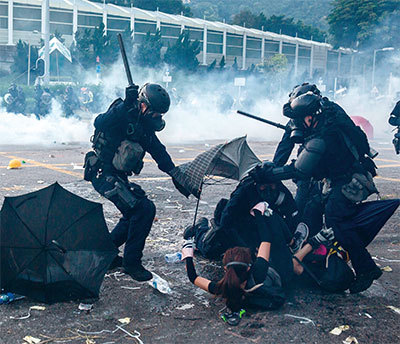 持續半年多的2019年香港反送中運動中大量的年輕被毆打、羞辱、逮捕和被起訴，梵蒂岡對中共暴行一直沉默。（AFP） 