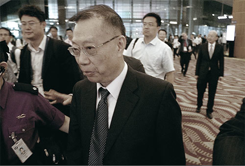 2016年8月18日，被中共滲透的世界器官移植學會在香港的學術年會上為中共的活摘器官罪行洗白，黃潔夫在會議現場多次躲避記者提問。（余鋼／大紀元）