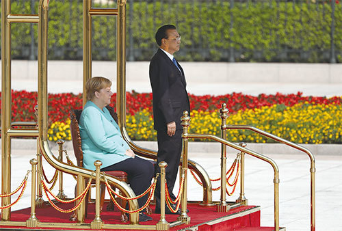 65歲的默克爾多次在公共場合身體發抖，去年9月訪問中國，在迎賓儀式上大多數時間都坐在椅子上，即使在演奏德國國歌時。（Getty Images）