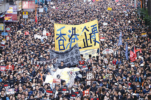 2019年默克爾訪華恰逢香港「反送中」三個月，是否或如何表達中共在香港破壞人權備受關注。圖為2019年6月16日200萬港人上街「反送中」遊行。（宋碧龍／大紀元）