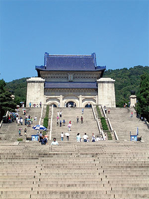 南京中山陵，孫文在此躺了將近100年。這些年中，年輕的共和國歷盡滄桑：北伐、統一、八年抗戰、國共内戰。（Jiong Sheng／維基百科）