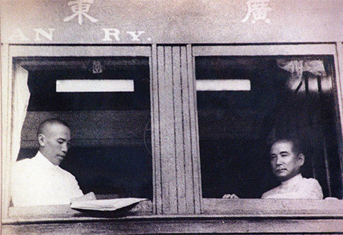1923年4月20日國父督師北伐與參謀長蔣介石在廣州火車上留影。（AFP）