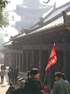 在中國，寺廟已不再是清修淨地，廟宇名刹充斥著商業氣氛。圖為少林寺遊客成群。（AFP）