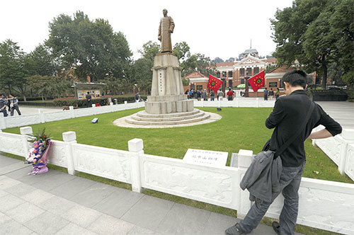 2011年9月22日，湖北省武漢市武昌起義博物館的中山青銅雕像。（AFP）