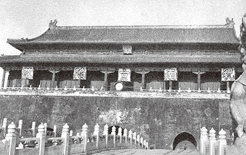 1937年，日偽政府統治下的北京，南京大屠殺時，天安門城樓上出現了「祝南京陷落」幾個斗大的字。（公有領域）