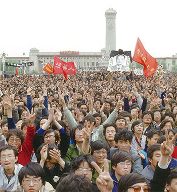 北京學生們遊行，向天安門廣場匯聚。1989年六四期間，北京學生抗議中共打壓，反腐敗要民主，發起絕食，得到廣大民眾的支持。（AFP）