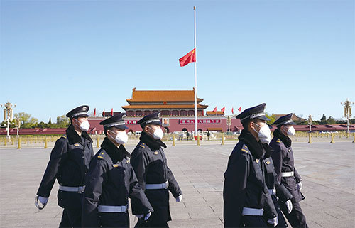 2020年4月4日，天安門廣場為中共病毒死難者降半旗。（Getty Images）