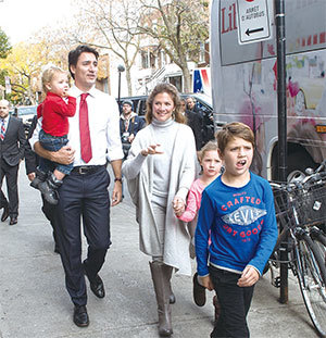 3月12日，自從妻子蘇菲被中共病毒感染後，加拿大總理杜魯多跟三個小孩一起居家隔離14天。圖為杜魯多伉儷及他們三名子女。（Getty Images）