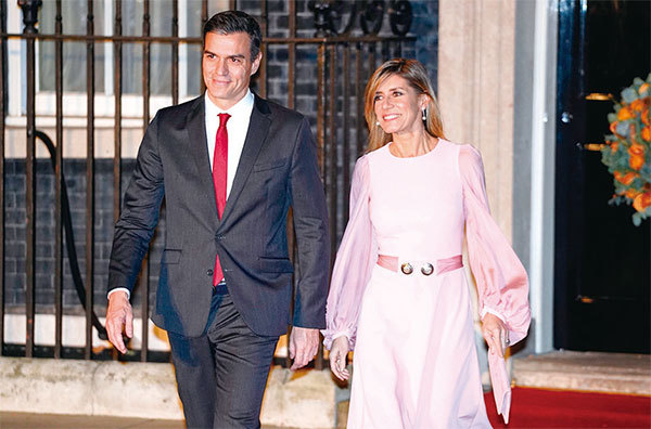 西班牙總理桑切斯（Pedro Sanchez）的妻子貝戈納．戈麥斯（右）、母親以及他的岳父三位親人確診感染中共肺炎。圖為總理夫婦。（Getty Images）