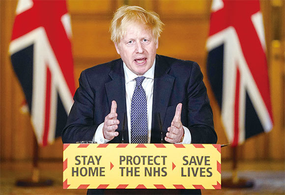 英首相約翰遜屢勸不聽，1月時選擇華為作5G供應商。3月27日宣布罹患中共肺炎住院治療，痊癒出院後於4月30日呼籲全國居家避疫。（AFP）