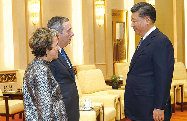 2019年3月20日，哈佛大學校長巴科首次出訪，選擇去中國見中共黨魁。而當時，美國國內兩黨在遏制中共的問題上意見一致，美中貿易戰也正在緊張進行中。（Getty Images）