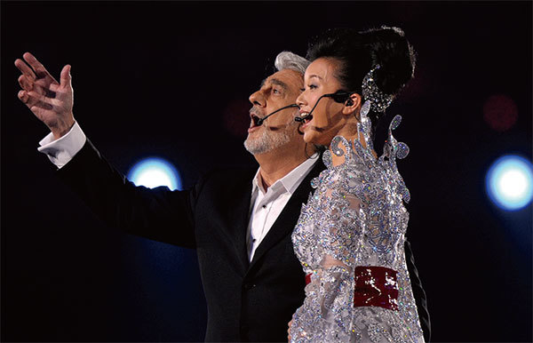 世界知名男高音多明哥（Placido Domingo）3月22日確診中共病毒。多明哥與中共關係頗為密切，曾多次和江澤民的情婦宋祖英同臺合唱。圖為兩人2008年8月24日在北京奧運閉幕式合唱。（Getty Images）