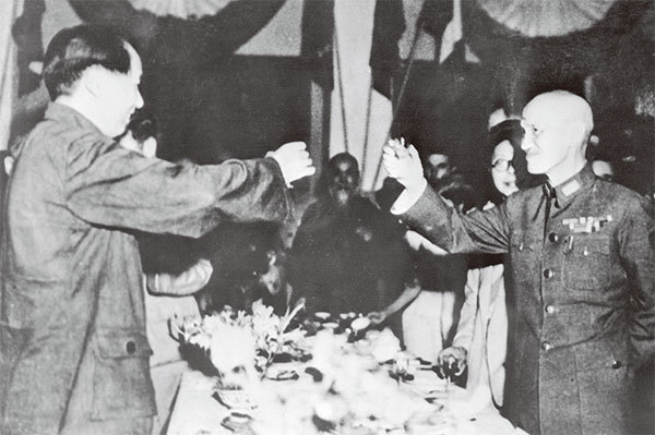 第二次世界大戰結束後，1945年9月1日，毛澤東和蔣中正在重慶相互敬酒。（AFP）