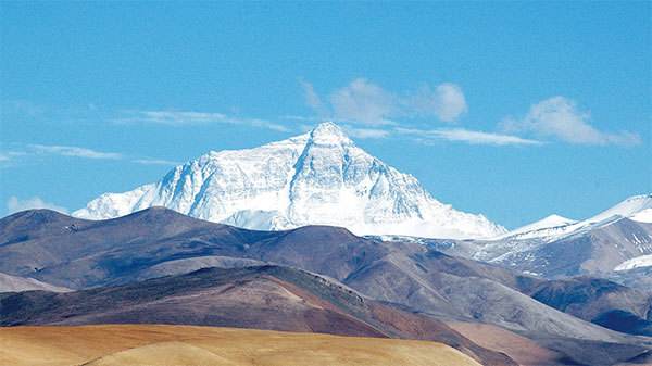 1961年簽署中尼邊界條約，把喜馬拉雅山的聖峰珠穆朗瑪峰（聖母峰）一半拱手相讓。圖中為從北面的青藏高原仰望聖母峰。（Joe Hastings／維基百科）
