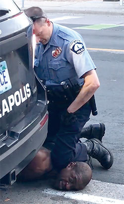 5月25日，明尼蘇達州一名黑人男子因使用假鈔，遭白人警察執法時用膝頭壓頸後死亡。事件被極左勢力利用，引發全美乃至全球的暴動。（AFP）