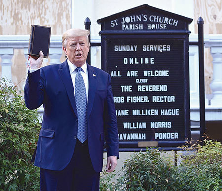 2020年6月1日，特朗普從白宮穿過拉斐特公園前往聖約翰教堂外，手持聖經說：「我們會讓我們國家更偉大，比以前更偉大，你們不久會看到的！」（AFP）