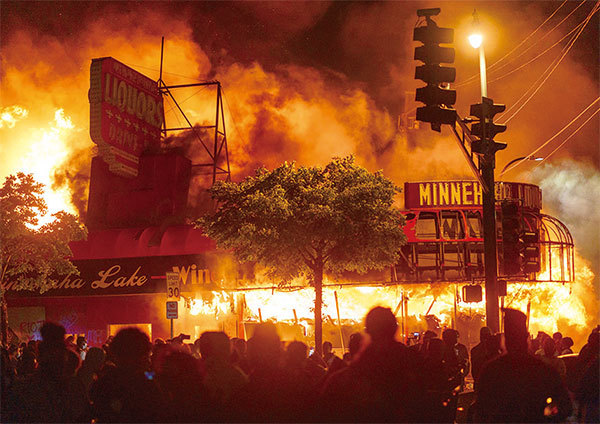 2020年5月28日，美國明州明尼阿波利斯市示威人群放火燒了該市第三警區附近的建築，抗議喬治．弗洛伊德（George Floyd）在警察辦案過程中死亡。（AFP）