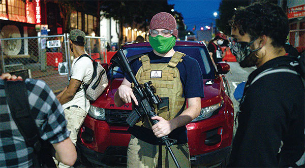 2020年6月10日，美國華盛頓州西雅圖「國會山自治區」（CHAZ）內的持槍巡邏者。（Getty Images）