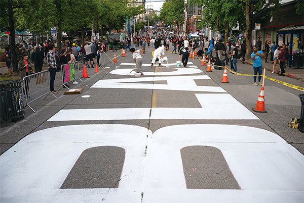 2020年6月10日，西雅圖「國會山自治區」（CHAZ）內的抗議者在地上塗寫「黑命貴」。（Getty Images）