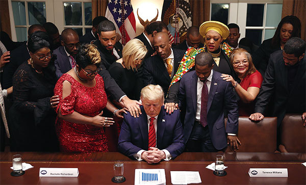 維格諾說，「總統先生，有什麼方法能比禱告求上帝保護您，保護美國及全人類免遭敵人的猛烈進攻更有效呢？」圖為特朗普2月27日在白宮內祈禱。（Getty Images）