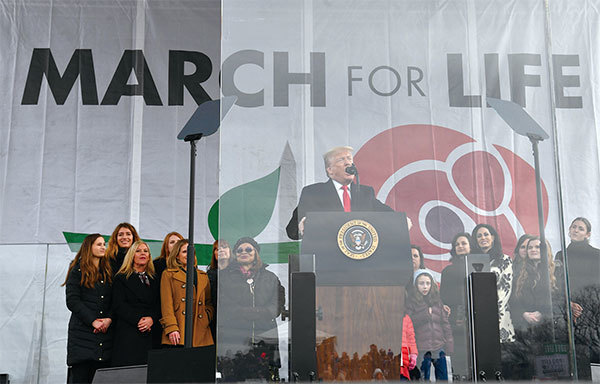 維格諾推崇特朗普勇敢地捍衛生命權。圖為特朗普1月24日在華盛頓舉行的「維護生命權遊行」活動上致詞。特朗普是首位出席該活動的美國總統。（AFP）