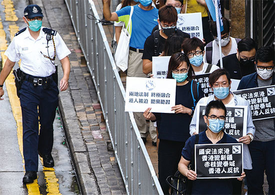 5月22日，香港民主派反對立港版國安法，從西區警署遊行往中聯辦抗議。（AFP）