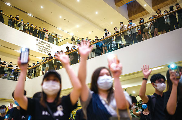 袁弓夷說如果他再不發聲，一旦共產黨接管了香港，就是逼著他的子女移民。他說：「如果香港真的是你的家，那就站出來吧。」圖為2020年6月15日港人悼念去年墜亡的抗爭者。（Getty Images）