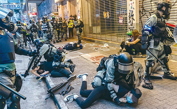袁爸爸袁弓夷致信美國總統特朗普，請求保護香港的英雄——奮戰在抗共一線的孩子們。圖為去年10月6日，警方暴力拘捕了數十名香港年輕人。（Getty Images）