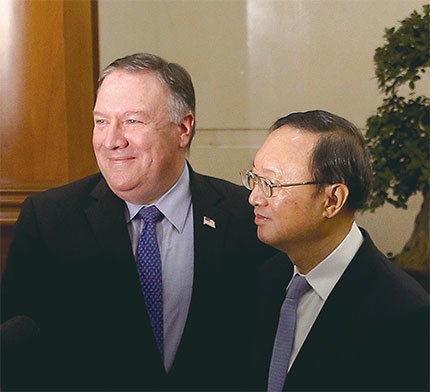 6月17日蓬佩奧會面楊潔篪，北京主動求談，是中美兩國因疫情、香港問題等議題引發緊張關係後，雙方高層官員的首次會面。圖為2018年10月8日蓬佩奧訪問北京。（AFP）