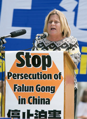 美國國會眾議員Ileana Ros-Lehtinen表示，美國國會通過343決議，向中共惡徒發出了清晰的聲音──立即停止對法輪功的迫害。（李莎／大紀元）