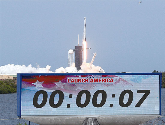 SpaceX的「獵鷹九號」火箭2020年5月30日成功發射，將兩名美國太空人送入太空軌道，開啟了人類太空旅行的新紀元。（AFP）