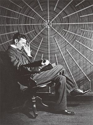 發明家尼古拉．特斯拉（Nikola Tesla，1856-1943）是電子工程學的先驅，也是無線電學的先驅。他最重要的發明是交流（AC）電。（公有領域）