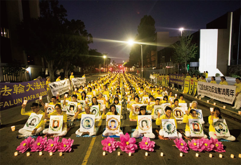 2017年7月20日晚，數百名法輪功學員在洛杉磯中領館前舉行燭光夜悼。（季媛／大紀元）