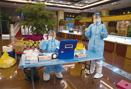 中共兩會代表團入駐的酒店都設有核酸檢測點和檢疫人員。圖為2020年5月21日北京釣魚台飯店設置的病毒檢測站。（Getty Images）