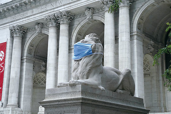 〈劉伯溫碑記〉準確預言了今年的全球大瘟疫，也指出8月還有大事發生，第二波瘟疫將到。圖為7月8日紐約公共圖書館前石獅子戴上口罩以鼓勵紐約人繼續安全措施。