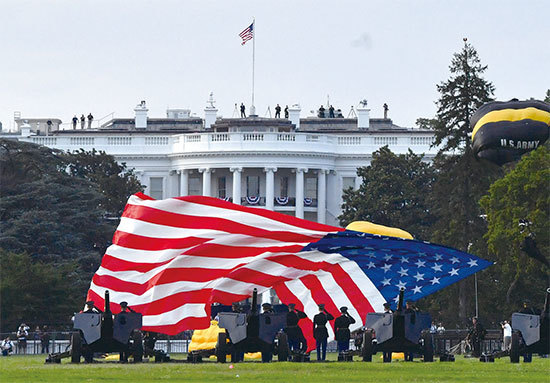 美國不是「紙老虎」，他們對國家和選民極度的忠誠。圖為今年7月4日白宮草坪上的獨立日活動「向美國致敬」。（AFP）