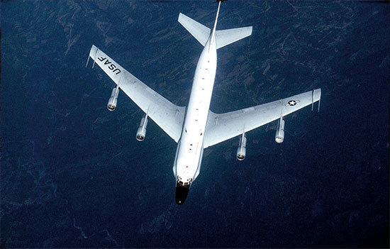 中共近期頻頻派軍機騷擾臺灣，7月6日，美RC-135偵察機還對中國大陸實施抵近偵察，距離廣東僅60浬（約111公里）。圖為RC-135偵察機資料照。（USAF/AFP）