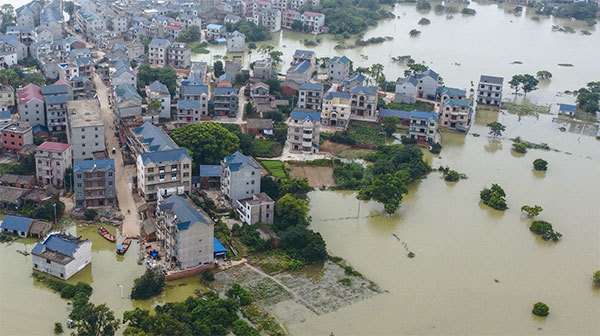 7月16日，暴雨致使江西鄱陽湖附近洪災嚴重。自上個月以來，廣大的長江流域一直遭受暴雨襲擊，迫使數個省分疏散數百萬人。（Getty Images）