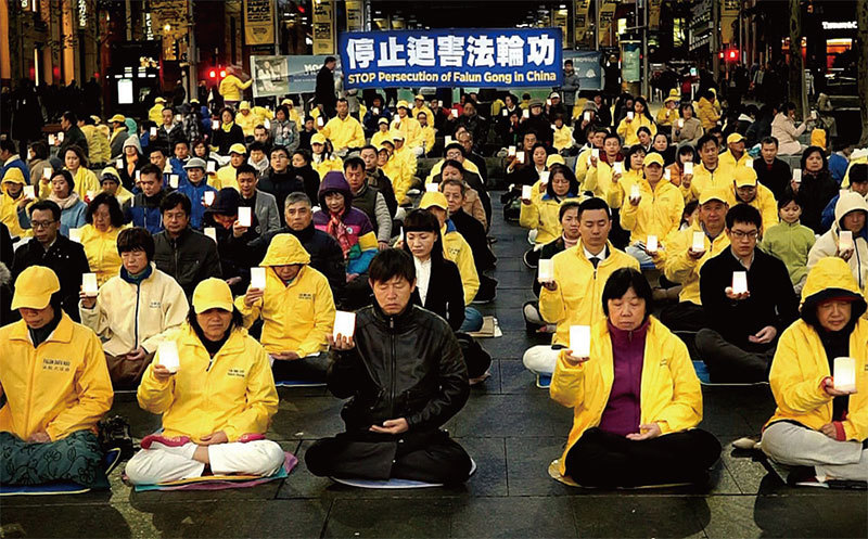 悉尼法輪功學員在馬丁廣場舉行燭光悼念，紀念為堅持真善忍信仰而失去生命的中國法輪功學員。（周東／大紀元）