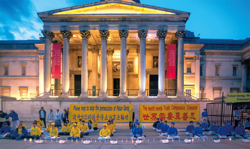 英國法輪功學員在特拉法加廣場對面的國家美術館前的廣場舉行了燭光夜悼會。（陸漫／大紀元）