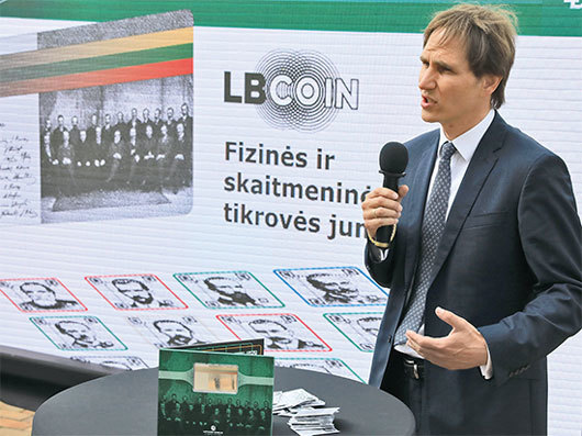 立陶宛銀行董事會成員2020年7月9日展示歐元區首枚央行生產的數字硬幣，也是全球第一個由央行推出的數字貨幣，於7月23日發行。（AFP）