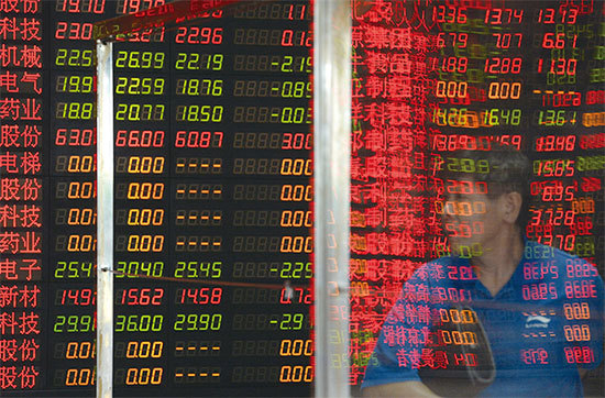 肖建華被指與江派權貴勾結，製造2015年中國股災，發動「金融政變」。圖為2015年7月6日，上海一個公司外的股市行情電子板。（AFP）