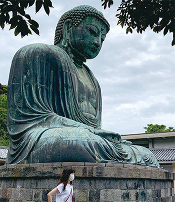 在遠離自然，遠離神的21世紀，久違了的大瘟疫從天而降，告訴世人：神存在。神的戒尺依然準確、準時、毫不留情。圖為日本神奈川縣鎌倉市高德院鎌倉大佛。（AFP）